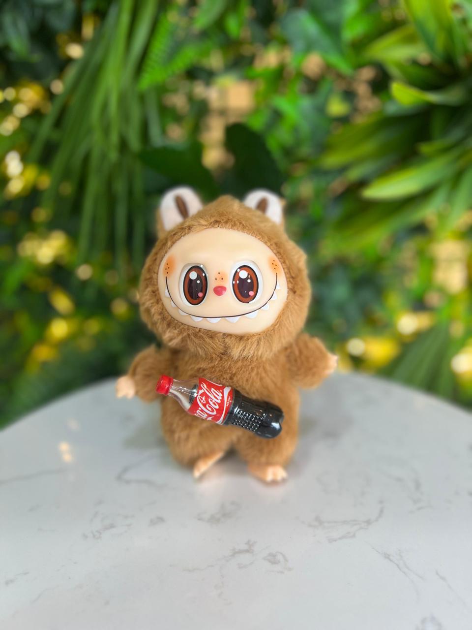 Vista 12 de LABUBU COCA-COLA - COLOR - COCACOLA: BEIGE-LATA